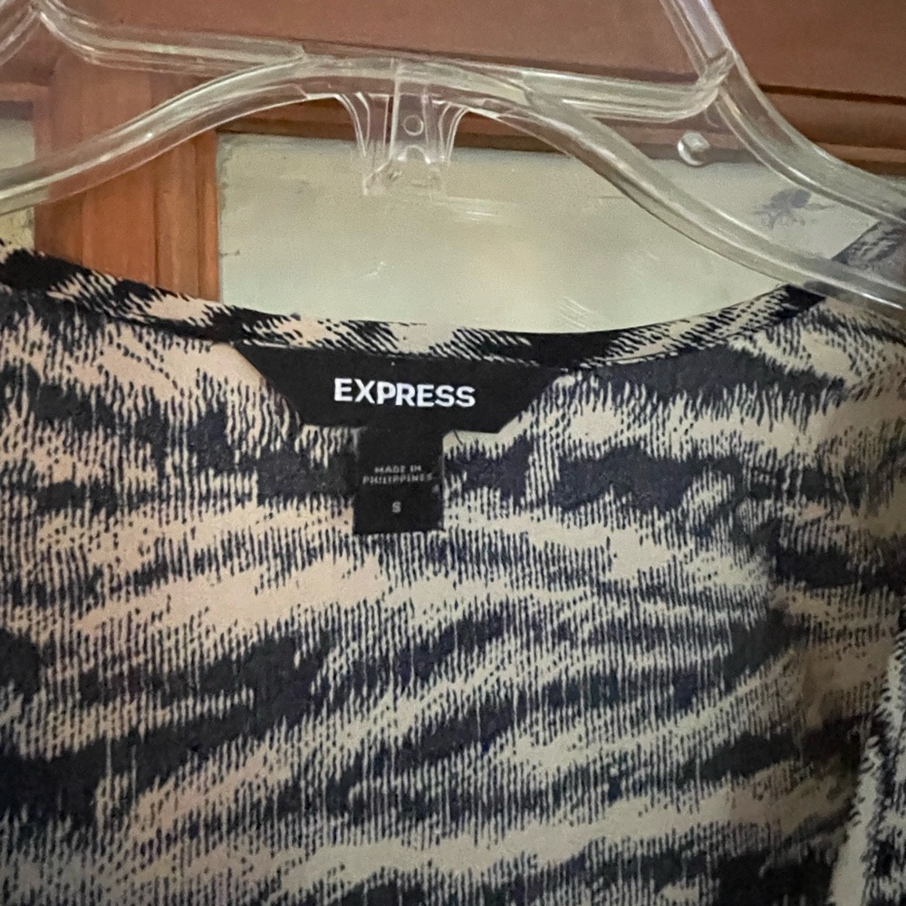 Express top new with out tags